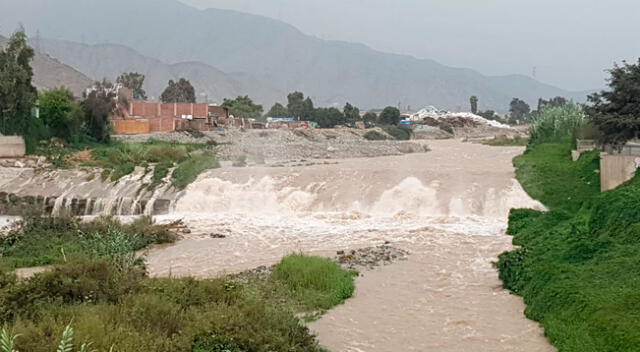 Vecinos viven atemorizados ante un posible desborde del Río Rímac.