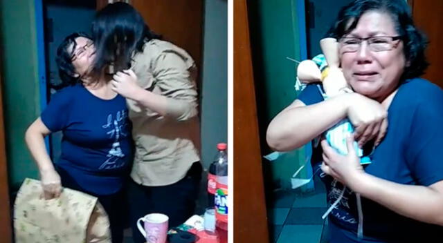 Mujer se emociona hasta las lágrimas al recibir un peluche de Topo Gigio