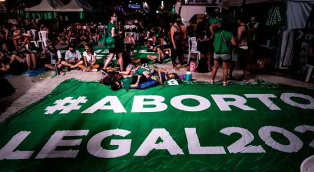Senado de Argentina aprueba ley que legaliza el aborto