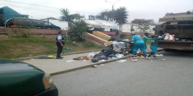 Equipo de emergencia recoge basura de calles chalacas