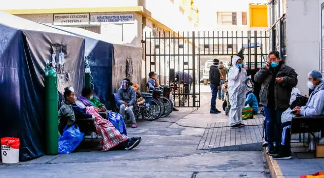 Carpas improvisadas en los hospitales de Arequipa.