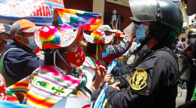 Peruana protesta con todos los protocolos de bioseguridad.