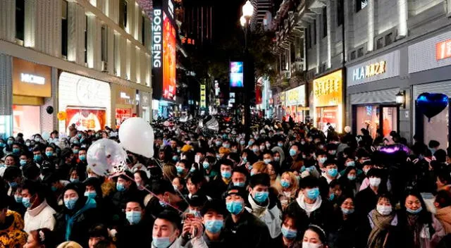 Ciudadanos chinos celebrando el Año Nuevo el 31 de diciembre de 2020 en Wuhan.