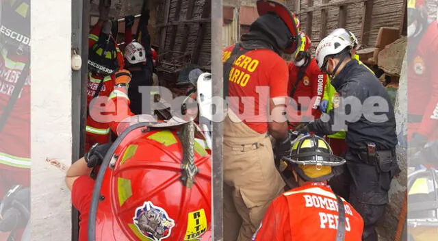Rescatan a hombre en derrumbe del Cercado de Lima.