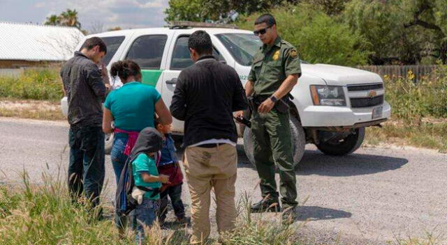 Migrantes ingresan ilegalmente a los Estados Unidos cruzando el Río Bravo.