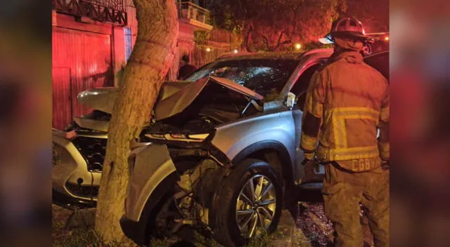 El auto se estrelló contra un árbol en Miraflores.