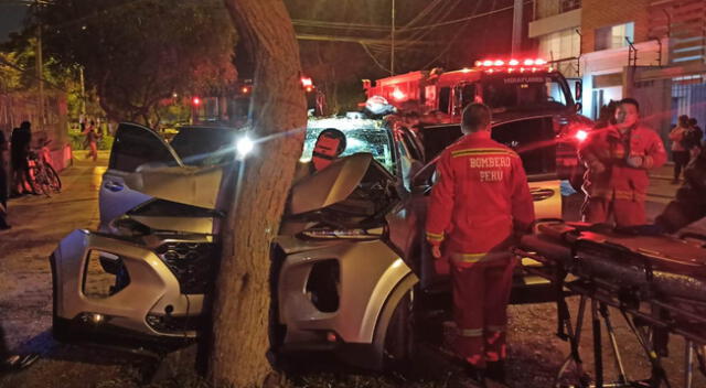 Los bomberos auxiliaron a los heridos en conjunto con los serenos del distrito y la Policía.