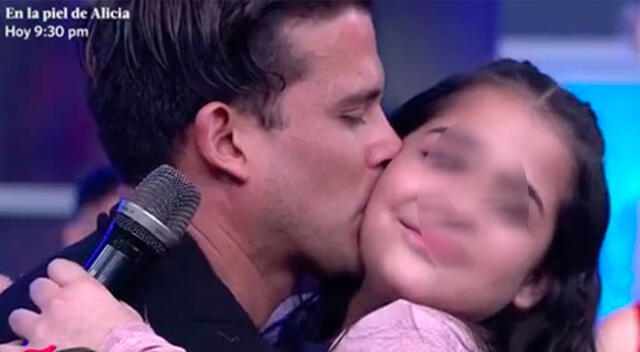 Christian Domínguez y su hija mayor se divierten juntos.