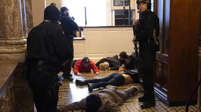 La policía del Capitolio detiene a los manifestantes que ingresaron a la Cámara.