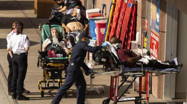 Pacientes esperan fuera de una sala de emergencias en un hospital de Los Ángeles, EE.UU.