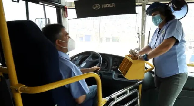 Julio Guzmán aparece en un video manejando un bus de transporte público sin la licencia correspondiente.