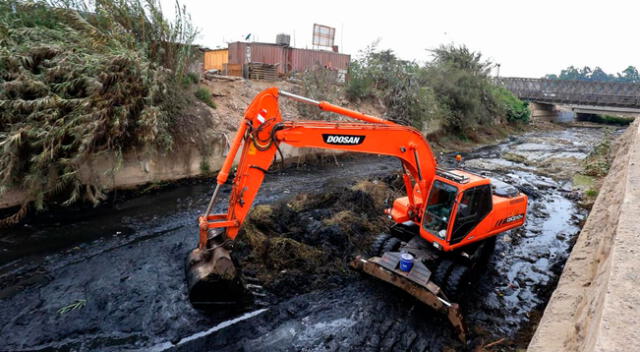 Para el desarrollo eficiente de este trabajo, la comuna de SJL desplazó una retroexcavadora y varios volquetes que ayudarán con la fluidez de las aguas y evitar la obstrucción del cauce que podrían generar desbordes.