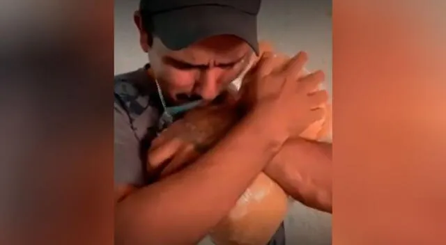 Joven recibe un peluche con la voz de su padre fallecido y se emociona hasta las lágrimas