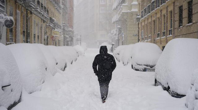Un hombre camina por la calle durante una fuerte nevada en Madrid, España.