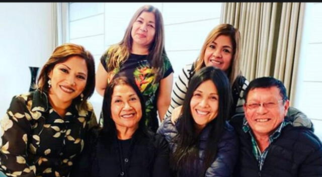 Tula Rodríguez junto a sus hermanas recrean fotografía de hace 25 años