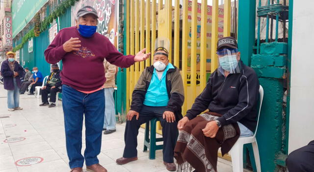 Desde las 3 de la mañana se han venido formando dos filas, incluso han estado alquilando sillas para que los abuelitos no se encuentren parados largas horas a la espera de que el Banco de la Nación abra sus puertas.