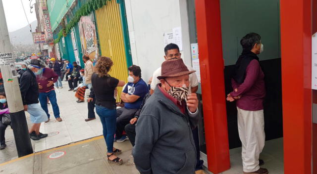 Desde las 3 de la mañana se han venido formando dos filas, incluso han estado alquilando sillas para que los abuelitos no se encuentren parados largas horas a la espera de que el Banco de la Nación abra sus puertas.