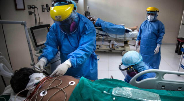 Siete u ocho personas se encuentran esperando una cama UCI en el Hospital Sabogal.