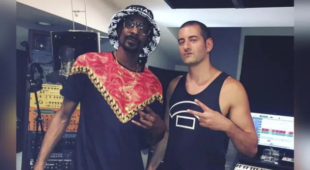 Mike Gonsolín en su estudio de grabación junto a Snoop Dogg.