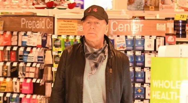 Bruce Willis, de 65 años, se negó a cubrir su boca en un establecimiento, pese a tener un pañuelo en el cuello que podría haber usado.