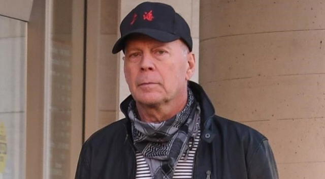 Bruce Willis, de 65 años, se negó a cubrir su boca en un establecimiento, pese a tener un pañuelo en el cuello que podría haber usado.