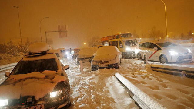 Conductores varados en una carretera de acceso a la autopista M-30 durante una fuerte nevada en Madrid, España.