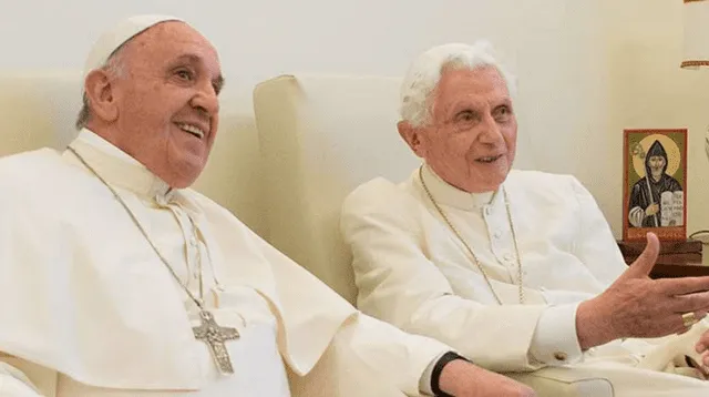 Tanto el pontífice argentino como el papa emérito alemán recibirán la segunda dosis de la vacuna en tres semanas.