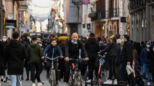 La gente se reúne en la calle principal de Via del Corso el 13 de diciembre de 2020 en el centro de Roma, mientras hacen sus compras durante la pandemia del coronavirus.