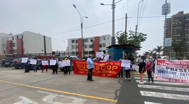 Transportistas realizan platón a las afueras de Indecopi.