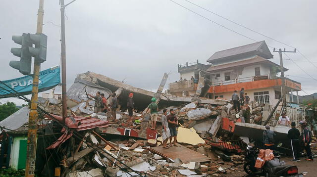 Según testigos, varios edificios, entre ellos hoteles y la sede del gobernador, sufrieron importantes daños en Mamuju.