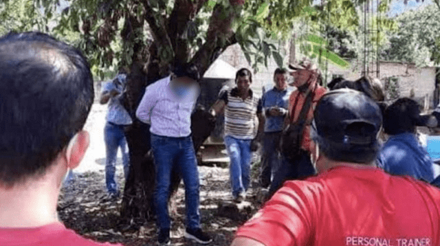 El alcalde del municipio desmiente que haya sido amarrado a un árbol.