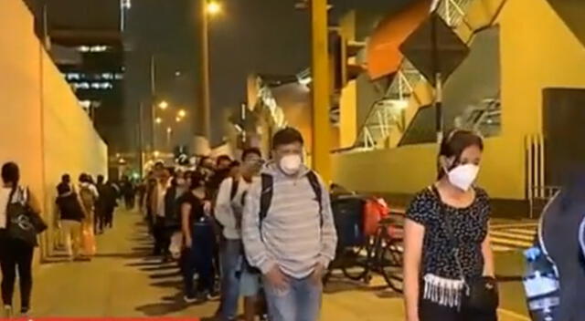 Cientos de ciudadanos se encuentran en los exteriores del Metro de Lima, en San Borja.