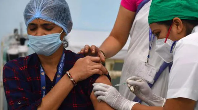 Una trabajadora sanitaria vacuna contra el coronavirus a una colega en el Hospital Rajawadi en Bombay el 16 de enero de 2021.