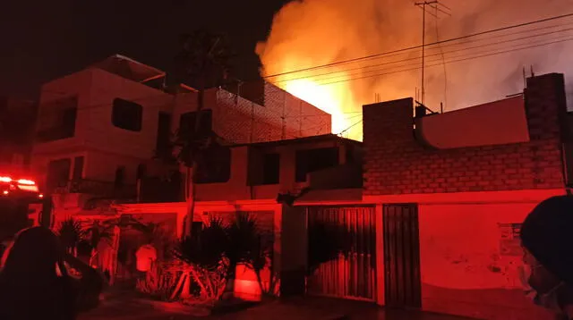 incendio de grandes proporciones consume maderera en Los Olivos