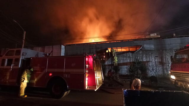 incendio de grandes proporciones consume maderera en Los Olivos