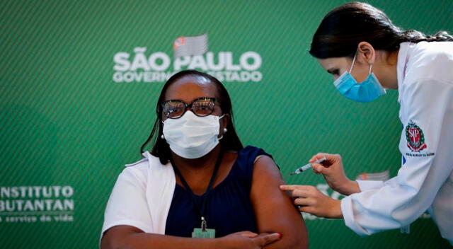 La enfermera Mónica Calazans recibe la vacuna contra la COVID-19 hoy, en Sao Paulo.