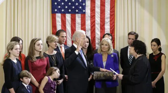 En esta foto del 2013, Joe Biden toma juramento por segunda vez como vicepresidente. El demócrata está rodeado de su esposa Jill, sus hijos y sus nietos.