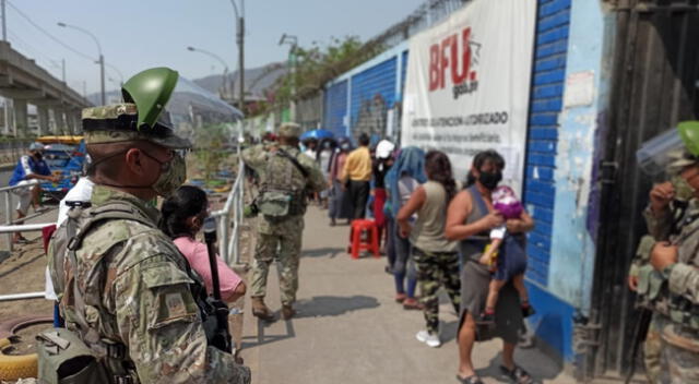 El colegio Santiago Antúnez de Mayolo, en San Juan de Lurigancho, recibió personas desde las 3:45 a. m.