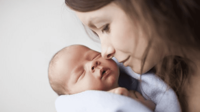 Los especialistas recomiendan a las madres brindar de 4 a 12 abrazos diario.