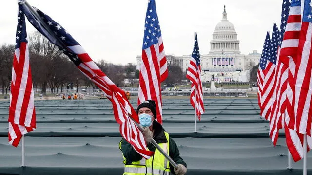 Conjunto levantado en memoria de los ciudadanos estadounidenses que han muerto por coronavirus, cerca del Capitolio de EE.UU. en Washington, el 18 de enero de 2021.
