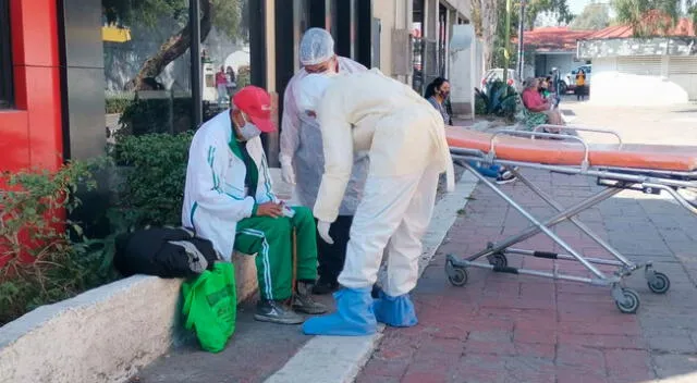 El adulto mayor recibió la asistencia de paramédicos de Protección Civil de Ecatepec.