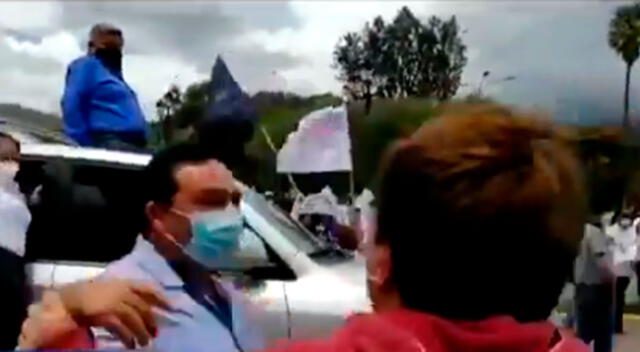 El hombre tuvo que ser calmado por los acompañantes del líder de APP, quien se retiró sin responder encima de una camioneta que lo trasladaba.