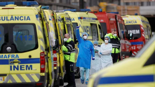 Ambulancias que transportan a pacientes con covid-19 fuera del Hospital Santa María, en Lisboa, Portugal, el 22 de enero de 2021.