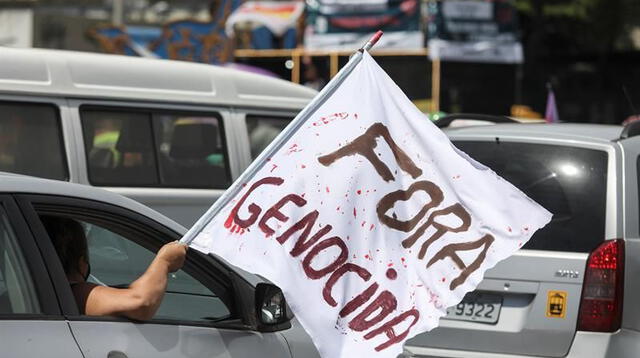 Los desfiles de vehículos llamando la atención con sus bocinas y portando banderas y carteles con mensajes contra Bolsonaro.