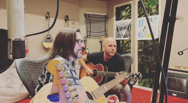 Gian Marco y Juanes se muestran en un estudio de grabación, ultimando detalles de su colaboración musical.