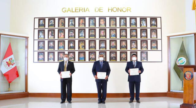 Grupo de funcionarios del GORE Callao recibe diploma.