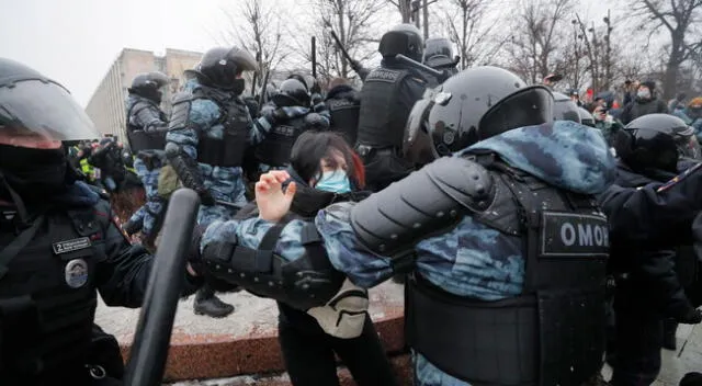 La policía también arrestó a Yulia Naválnaya, esposa del opositor.