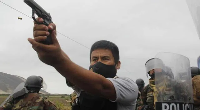 El fotógrafo Iván Orbegoso captó al suboficial PNP con una arma en medio de las protestas en Virú, La Libertad.