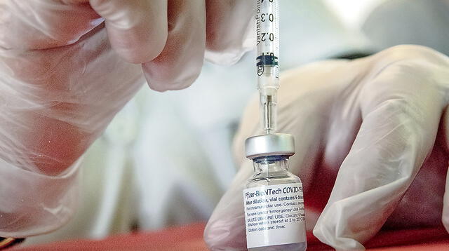 Según la Policía, el doctor Hasan Gokal, de 48 años, robó los frascos el 29 de diciembre de un centro de vacunación en Humble (Texas).
