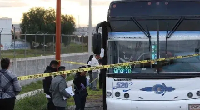 Pasajeros de un autobús golpearon a ladrón hasta matarlo en una carretera de México